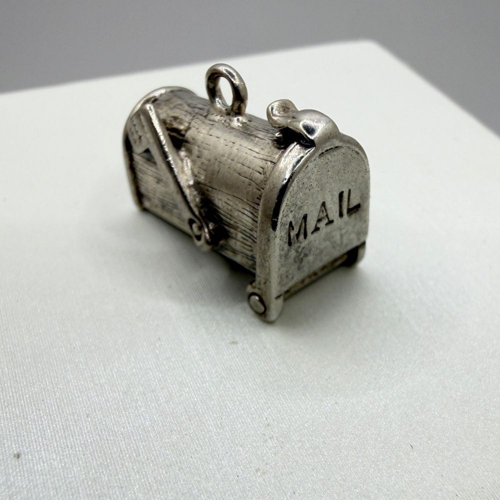 Vintage Sterling Silver movable Mailbox charm/pendant!